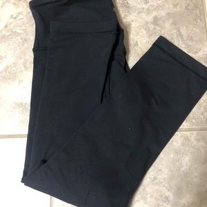 black lululemon cropped yoga pants